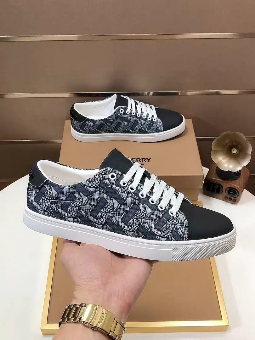 Plant 【burberry- Boboli.】Classic low-band sneakers.｜Imported cattle skin with classic glycerine.｜In the sheep's skin.｜Original Base｜The finest things to wear are comforts. Size: 38-44（45Do it.）
