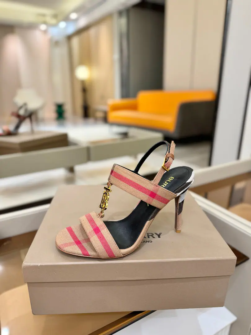 Burberryy Bobley. 𝑩𝒖𝒓𝒃𝒆𝒓𝒓𝒚𝒚 💝 👠 𝘽𝙪𝙧𝙗𝙚𝙧𝙧𝙮𝙮 Bobley. The only one who ever rolled up a high heels. A lazy, elegant, understanding style. 💋Shoes. 🎉BURBERRYBobley England.🇬🇧Luxury brands, Original1:1Copy, Synchronize new cabinets A high-end heel of grace., Decoration branding pattern. 🆕🆕🆕 ✅Fabulous.: Original Gear ✅Otsumi!: The original is really a big one. ✅He's tall.: 8.5𝙘𝙢 ✅Codes: 𝟑𝟒-𝟒𝟏（𝟑𝟒.𝟒𝟎.𝟒𝟏Do it.）