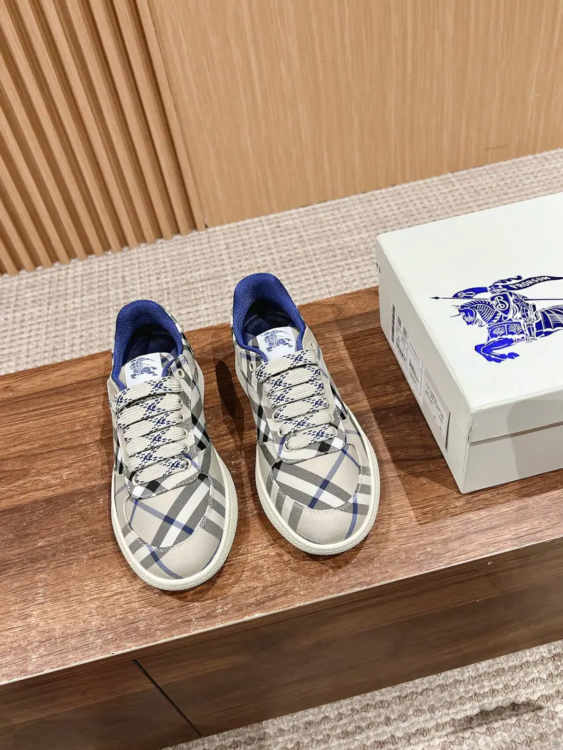 【Holly!】BURBERRY# Bobley's new matchmaking Margo's couple recreational shoes. New plaza recreational shoes.·- Boboli.（Burberry）Classic Prototypes It's a really nice shoe.··Knight's blue skates. Finally, I see the latest slanting sneakers really look good., I can do whatever I want. Sports shoes, It's made of cotton-combined fabric.. Made in Italian craftsmen., Decorative Swirl Burberry Gear. With a lined and twig shoelace on the eye of the net., The rubber shoe bottom is a collection. Burberry Letter logo. From Burberry The classics., The necessary provision for the closet is interpreted in a branded style.. Round shoe head. The horse's knight's logo is on the shoe tongue.（EKD）Label Leather shoes. Shoes bottom strap. Burberry Letter logo Female size: 35/36/37/38/39/40 Men: 39/40/41/42/43/44