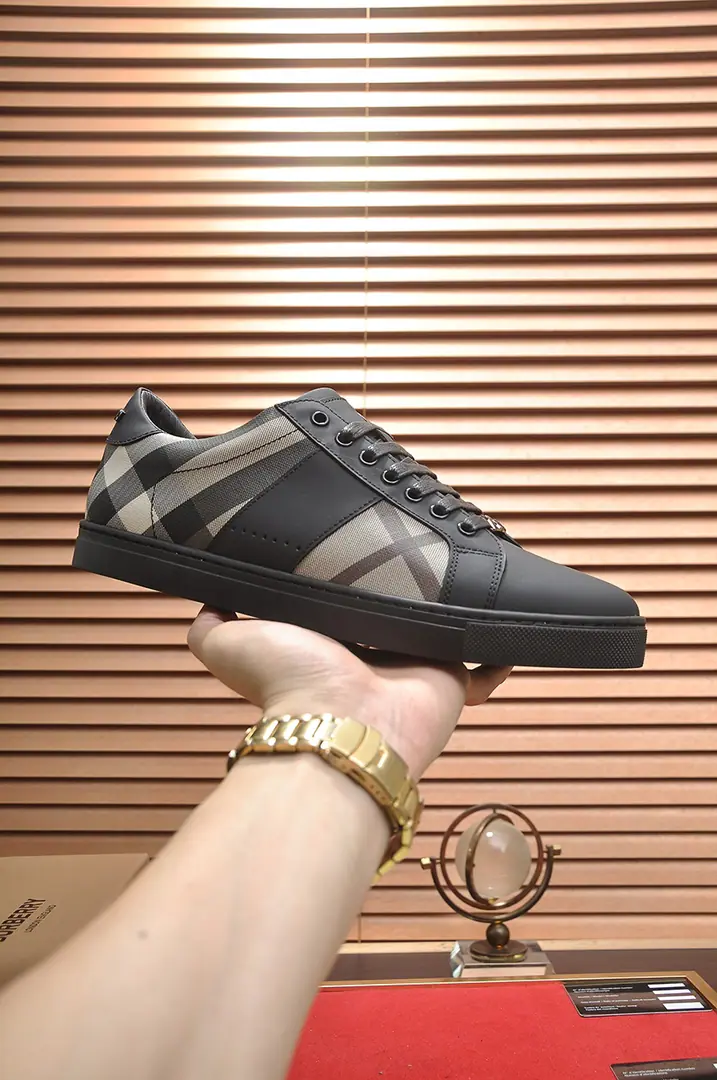 Get out of the factory. 【burberry- Boboli.】（In the cow's skin.）Classic low-band sneakers.｜Imported cattle skin with classic glycerine.｜In the cow's skin.｜Original Base｜The finest things to wear are comforts. Size: 38-44（45Do it.）