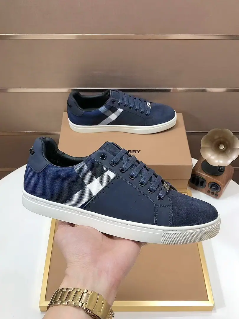 Plant 【burberry- Boboli.】Classic low-band sneakers.｜Imported cattle skin with classic glycerine.｜In the sheep's skin.｜Original Base｜The finest things to wear are comforts. Size: 38-44（45Do it.）