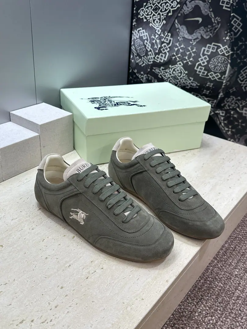 Plant prices Men+10 Burberry Bobley. 2026Spring and summer couple's new money with a leisure fashion and a sports shoe. BHome LetterlogoAcken-shoes with a 3-D embroidered flathead. Material:Shoes are imported into sheep, skin./Importing cow skin+In the skin of the watered cow.+Original OpenTpuOtsumi! Size:Female size35-41(40.41Custom without re-offer) Men39-45(45Custom without re-offer)