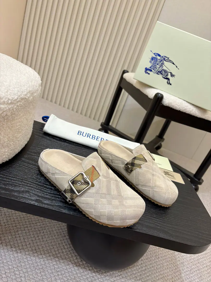 The male.,Female Dollar！ Burberry2025 Brickham slippers out of the oven., It's made of soft anti-featur., It's a work of art in Italy.. I'm putting a lot of pressure on the grid., The soles of the pressurized shoes., It's a top-end logo.. & Make modifiable B Font-button Ring, A symbolic sand with decorated flowers. Burberry Gravity. ✅Fabulous.: Counter-featur. ✅Reeb.: In silk cow. ✅Otsumi!: TPU ✅Colours: Black, Brown., Pink, Almond.4Colour Optional ✅Codes: Men and women35-45（35,45Custom）