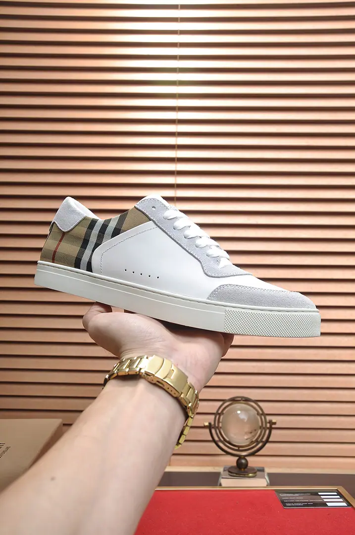 Get out of the factory. 【burberry- Boboli.】（In the cow's skin.）Classic low-band sneakers.｜Imported cattle skin with classic glycerine.｜In the cow's skin.｜Original Base｜The finest things to wear are comforts. Size: 38-44（45Do it.）