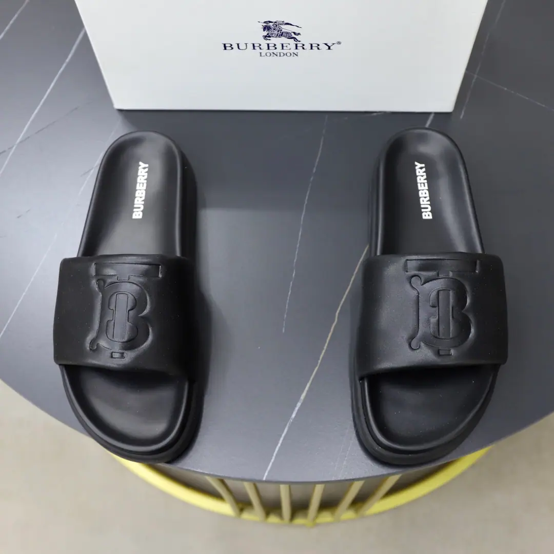 Get out of the factory. Burberry - Boboli slippers., Summer's new classic-cut slippers.Vintage The retro-gauge slippers. The twigs make comfort in wearing the experience. Shoe.: PVC %Heat-plastic polyurethane Shoes under the sole.: %Rubber Setup Design Sides are. Burberry Stereo-letter logo BurberryClassic-cut sandals. This classic pair of green sandals is from...Burberry (Bobley.). Design Details: Clipping, haymarketSquare Stripes, Show your toes., The side is marked with a pebbles brand., - Scalpel shoes. Size: 38-44（45Do it.）