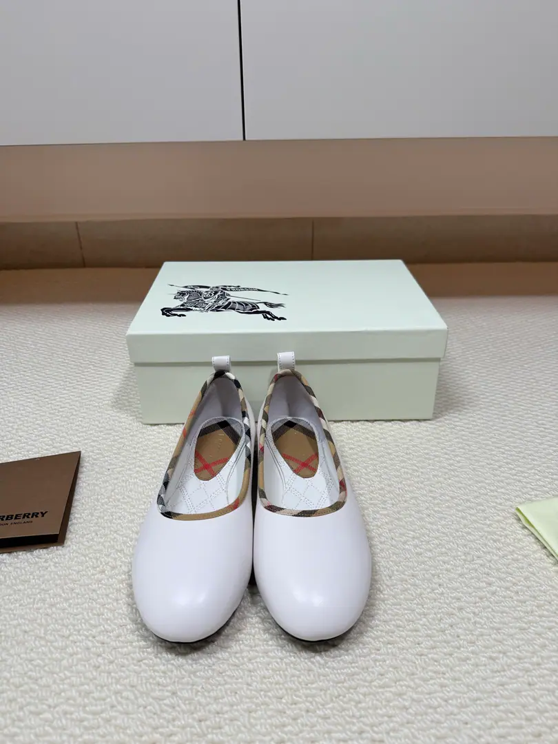 BURBERRYBarbolig's shallow-tailed ballet shoes. That's a big one. White Colour Floor Brief Advanced Ballet shoes.🩰 The classic stripe is old and old. Ballet shoes soft and scalding. Mary Jane is a very good man. Burberry / - Boboli.26New Shoes under the sole. The Knight of Horses is a symbol of the flower. Shoe. Lamb skin. Italy is a big-ass country. It's branded.logo, The decorations are a little bit of an hour's work.🌈. In the pipskin. 💯 Italy🇮🇹That's a big one. Brand.logo ⭐️ Codes Female 35 36 37 38 39 40 41 （40 41 Set code number） Prefixed packaging