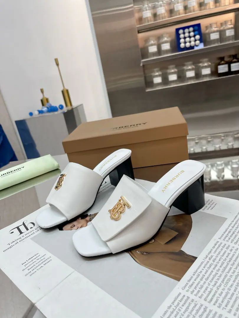 🌈🌈🌈New stuff on the shelf.☘️☘️Burberry Boboli's a rough guy., Flat slippers.🌺🌺🌺Channel cargo A sulfide slipper with a papolis.🌈🌈It has to be the same.！🌺🌺The shoe face is made of a Barboli cow., In the skin and feet., Original Open button, The extremely soft leather material is perfectly compatible with the two-foot curve of embroidery.. ❤️❤️Barboli's all vulcanized., The new smoothing and grinding of the bottom line is a natural display., It's not the original technology., 🍎🍎It's a tough process.5.5.Simulate the skin., Codes:35~42(35.40.41.42No re-election.)