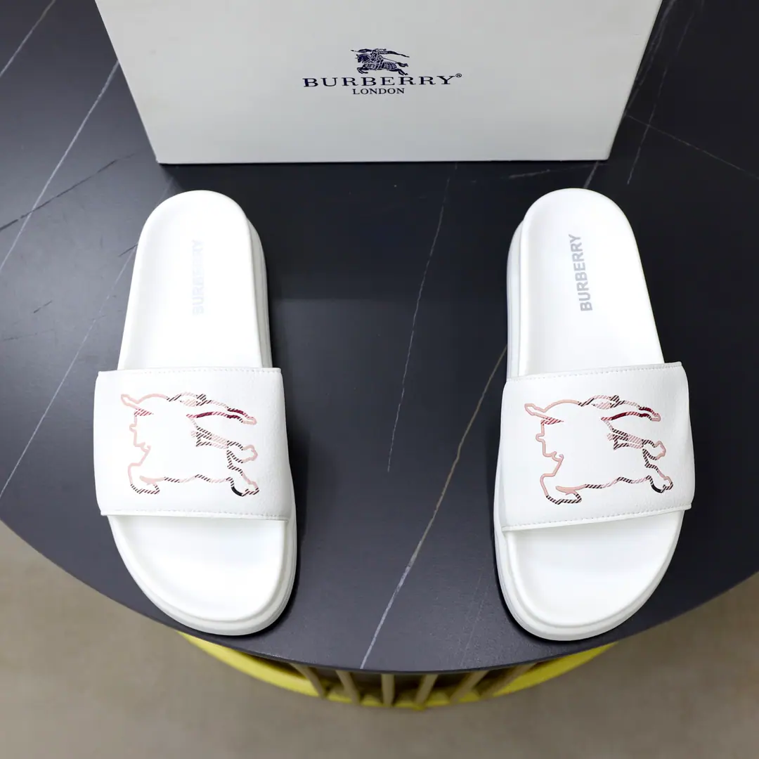 Get out of the factory. Burberry - Boboli slippers., Summer's new classic-cut slippers.Vintage The retro-gauge slippers. The twigs make comfort in wearing the experience. Shoe.: PVC %Heat-plastic polyurethane Shoes under the sole.: %Rubber Setup Design Sides are. Burberry Stereo-letter logo BurberryClassic-cut sandals. This classic pair of green sandals is from...Burberry (Bobley.). Design Details: Clipping, haymarketSquare Stripes, Show your toes., The side is marked with a pebbles brand., - Scalpel shoes. Size: 38-44（45Do it.）