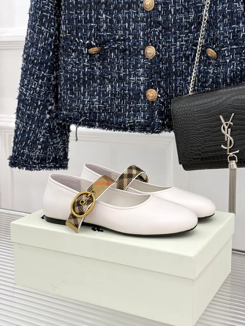 Burberry / - Boboli.26WFNew The Glyph ballet shoes, Mary Jane's shoes. The classic stripe is old and old. Ballet shoes soft and scalding. Mary Jane is a very good man. The flat step is light and sound. ♪ Skins are so warm and tender ♪ Flex-twigs. The wind is so relaxed. The suit is a daily commuter. You're not going to be able to take a high-profile place without saying anything. ♪ And fade away and return to the true quality ♪ I'm not tired of wearing it all day. The retro-modernity fits the season. The intellectual wind just needs one single item. The big card process is hidden in a thin spot. I'm not afraid of the tide. You're a little light-handed. The shoe cabinet is a classic.！ Shoes face-to-face customized leather as it was The insides are all sheep's skin. Italian imports are so thick. Size: 35-39（40/41Custom）