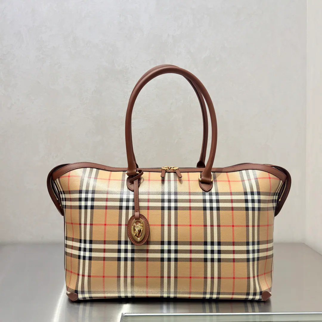 New Tot Bag, I'm going to use the painted cotton cloth.. Made in Italian craftsmen., I'm gonna blend in with a smooth little cow's skin.. Fine style, Decoration of rice Burberry Gravity stamp. The cotton-based village., It's for laptops.. The top is zipped., A plaque, a tattoo button and a demagnetable knight seal.. It's got a top-stuff leather handle., You can carry it with your hands or your shoulders.. Dimensions40×16×30cmModel0351