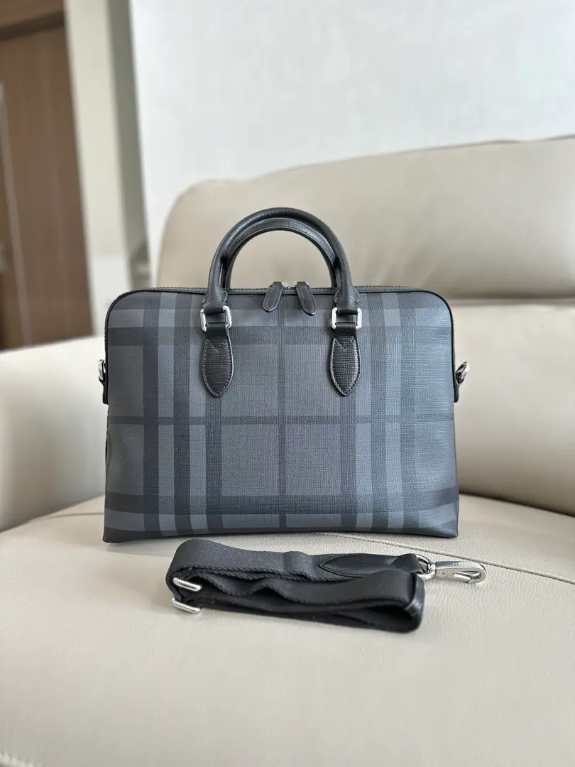 Special level BA male briefcase., Picking smoked fumes., It's a pair of luxury leather., A very inclusive version., Dimensions37 x 5.5 x 27cm Label bags and plug bags Disableable shoulder belt - The mouth is zipped. Hand painted on the edge. Glossy Metal accessories！🌟Model884155