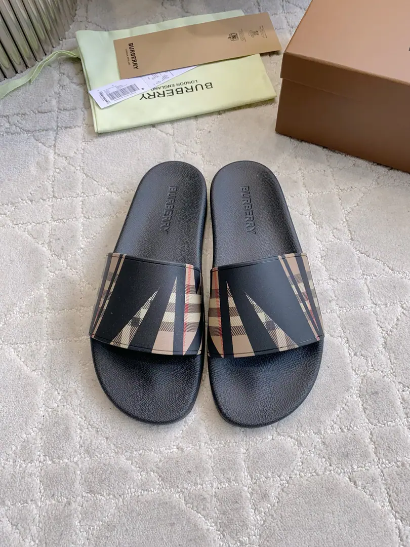 Get out of the factory. Same paragraph for men and women Burberr*New staircase sand slippers. A free pass. The whole pair of shoes is light and comfortable. ZPAcquisition1:1Repeat Female size35-39（40Do it.）Men39-45（46Do it.）