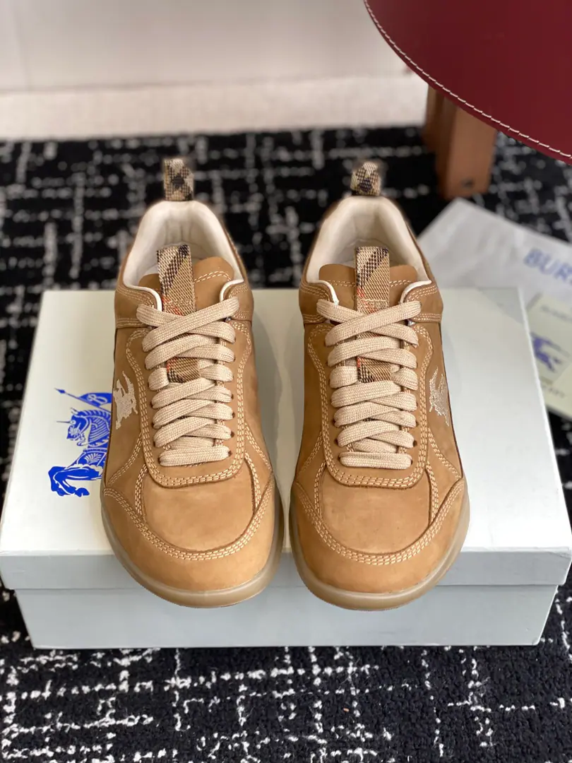 Requisition level Burberry 25ss Latest The sneakers are out., Men Jane is a great-looking guy. Box Shoes.！ Italian fine sneakers., It's made of smooth little cow skin. The Knight of the Horses.（ EKD ）The flowers are lined with the eye of the net. Shoeslaces are integrated into metal coil decorations Tpu The soles are a collection. The logo belt is designed to design metal coils for rounded shoeheads Burberry A bit of a strap on the bottom of a glycerian shoe. Burberry Letter logo. Fabulous.: High-swipe little cow skin. Imports, skins Reeb.: In the plain motion., In the silk cow. Otsumi!: TPu Size: #39-46（45 46Make a no-refund order.）