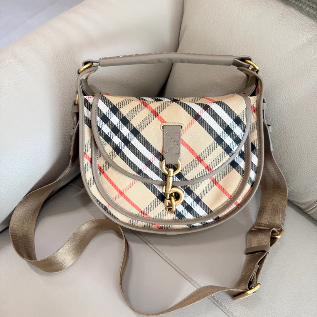Special level SmallBThe latest soft and firm messenger bag in my house., We'll use protective cotton mixers., Decorative Swirl BHome only., Match the same flour line.. It's named after your head pocket.b Font Button, It's like, "Change."BurberryLogo. Arc design integrated with the top handle of the rax metal fittings and hand-made sewn, It's inspired by saddles.. The straps of the straps of the twigs are a little bit of a swig., A low profile horse-riding knight's logo. (EKD）Pump flowers. Dimensions27.5x 11x 19cm Model1201