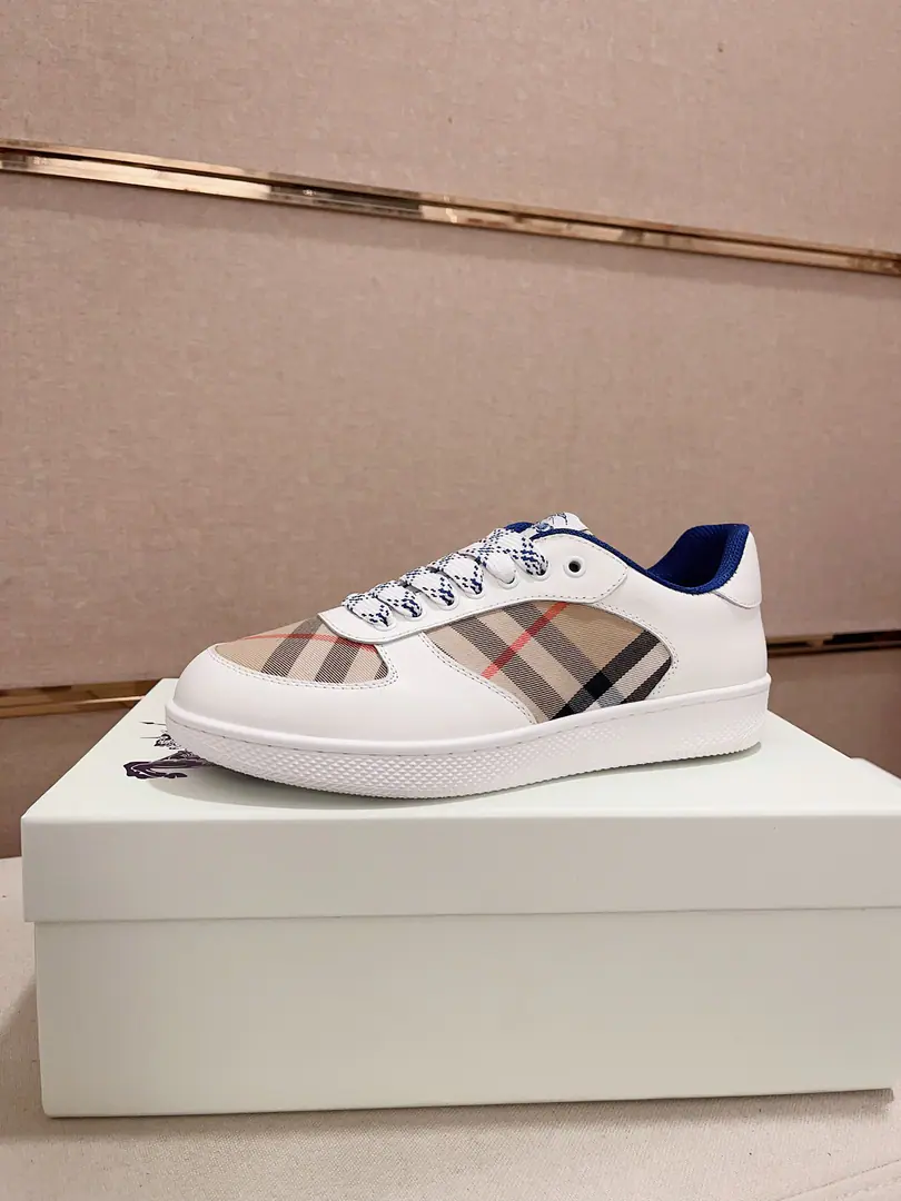 Plant prices: Top Version🥳◾️▫️The new Barbolis' old-school low-ass sneakers., By Vintage The old-fashioned cotton-cuts are coupled with a new twig., Decorating new brand logo. In the top of the cow's skin., Heel. Burberry Letters of the Facing logo, TPUOriginal Base！Codes:38-45. I'll be a girl and a girl.46.