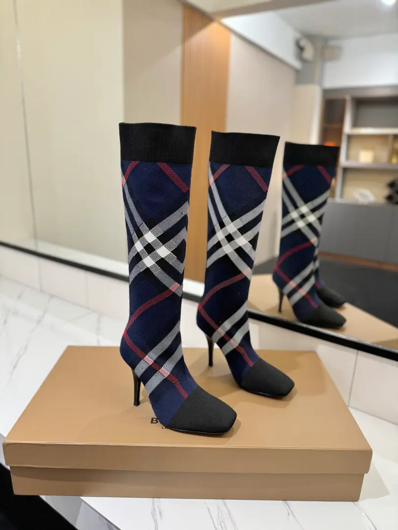 Plant price: BurberryyBobley.𝑩𝒚𝒓𝒃𝒆𝒓𝒓𝒚𝒚Unique. Pump a tight and greasy pin-weaving boots.👢 🎉BURBERRYBobley England.🇬🇧Luxury brands, The rice of the hide., Original1:1Copy, Close-bulleted knitted and knee boots, Design round boots with a thick heel., Decoration of branded grids. 🆕🆕🆕 ⚠Boots.: 92%Polyester fibres, 8%Flexible fibres, ♪ In the inside, you'll have to put your feet on the skin ♪, Italy🇮🇹That's a big one.[Tooth.]！！！ ✅Fabulous.: Original custom-made woolbar ✅Otsumi!: The original is really a big one. ✅He's tall.: 𝟏𝟎.𝟓𝙘𝙢 ✅Codes: 𝟑𝟒-𝟒𝟏（𝟑𝟒.𝟒𝟎.𝟒𝟏Do it.） ✅Humming: 𝟒𝟏𝙘𝙢 ✅Boots.: 𝟑𝟎𝙘𝙢