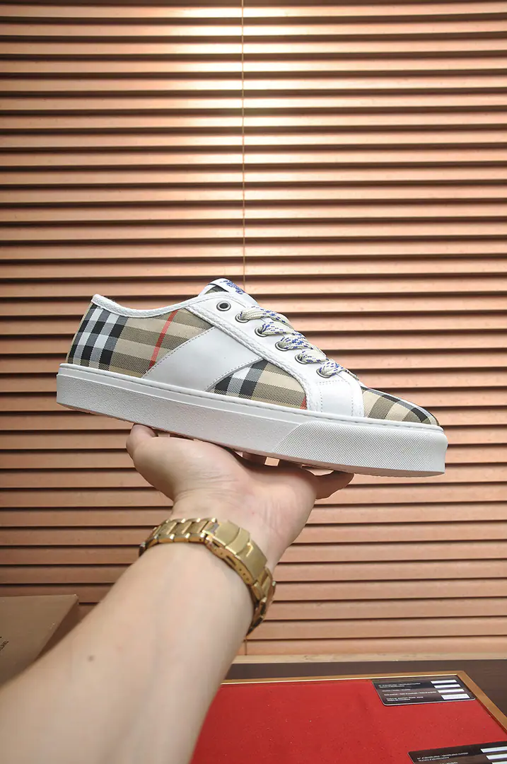 Get out of the factory. 【burberry- Boboli.】Classic low-band sneakers.｜Imported cattle skin with classic glycerine.｜In the cow's skin.｜Original Base｜The finest things to wear are comforts. Size: 38-44（45Do it.）