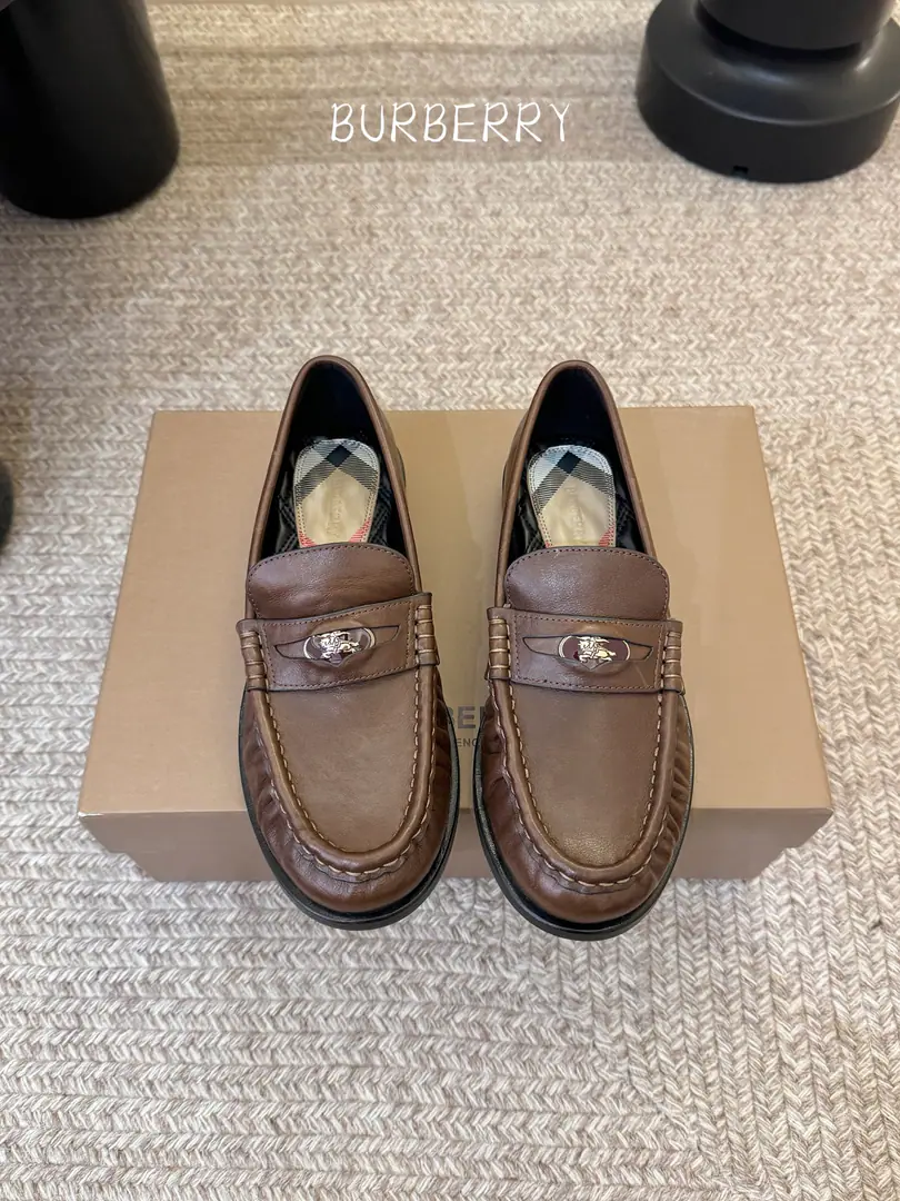 BURBERRY～Bobley., - Boboli.BBR F From the designer.Daniel Lee 26ss/Spring and summer are new to the new LeFoo shoes. A super-net red star on his feet. This spring and summer is a limit. The counter is very difficult to buy. The upper foot is very soft and very well-dressed.！I'm so impressed with my feet.！ Simple old money to wear. - It's a good one. Quality control is not a worry. Recurdurdo design, - A suit?, Dress., The jeans can be easily handled., Low profile and full of spirits. （✅ZPThe Blue Knight is a real shoe-shoe.） ✔Shoe.: Italian imports of wrinkled calf skin. ✔Uchi.: Import of sheep skin ✔- It's a hardware.: Original custom-made hardware button ✔Shoes under the sole.: Italian imports are so thick. ✔Codes: 35-39（40.41I'll make sure I don't change it.） （Full package）