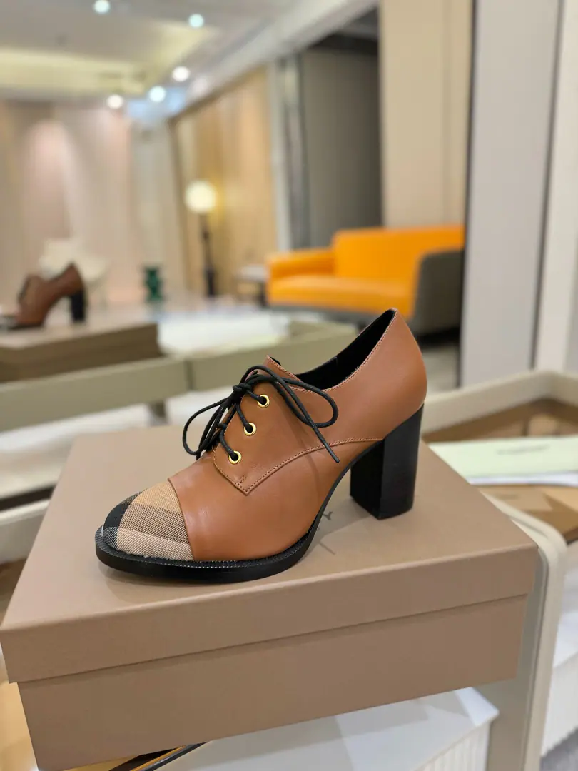 Burberryy Bobley. 𝑩𝒖𝒓𝒃𝒆𝒓𝒓𝒚𝒚 💝 👠 𝘽𝙪𝙧𝙗𝙚𝙧𝙧𝙮𝙮 Bobley.2025The new exclusive has been launched. A lazy, elegant, understanding style. 💋High heels. 🎉BURBERRYBobley England.🇬🇧Luxury brands, Original1:1Copy, Synchronize new cabinets A high heels with grace., Decoration branding pattern. 🆕🆕🆕 ✅Fabulous.: Original Gear ✅Otsumi!: The original is really a big one. ✅He's tall.: 9.5𝙘𝙢 ✅Codes: 35-41（𝟒𝟎.𝟒𝟏Do it.）