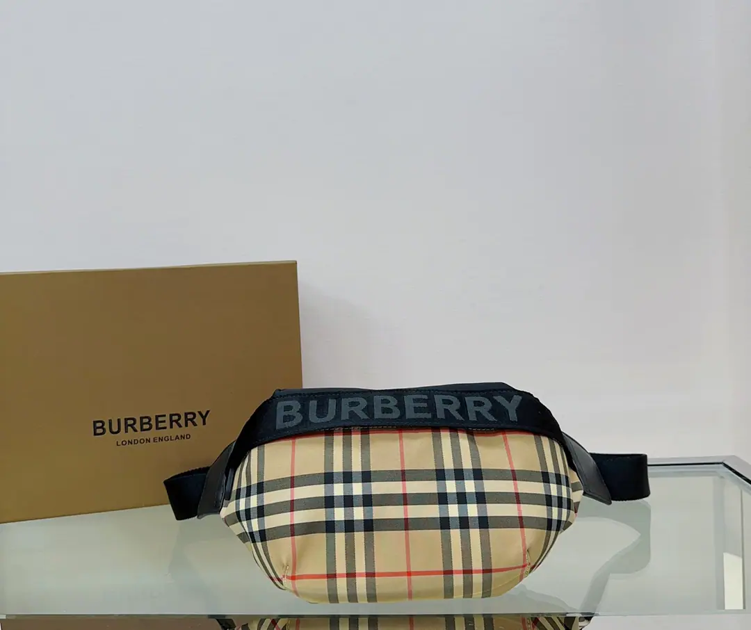 BThe home bag is a street style from the 1990s., nylon material., Decoration and twilight branding logo, A pair of fine leather edges.. Available with slanted backband or tied to waist. Dimensions31.17🌟5211