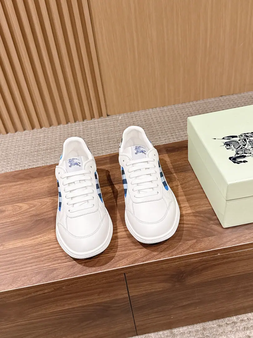 【Holly!】BURBERRY Barbegar. TerraceMen's sneakers. Classic Prototypes It's a really nice shoe. Knight's blue skates. Finally, I see the latest slant tattoo.➕The skin of the cow really looks good in the color of the sneakers., I can do whatever I want. Sports shoes, Use cotton to mix paste.➕Cow skin made.. Made in Italian craftsmen., Decorative Swirl Burberry Gear. The rubber shoe bottom is a collection. Burberry Letter logo. From Burberry The classics., The necessary provision for the closet is interpreted in a branded style.. Shoe.: The horse's knight's logo is on the shoe tongue.（EKD）Label Foot.: Leather shoes. Otsumi!: Dot Burberry Letter logo Size: 38/39/40/41/42/43/44/45（38/45No re-election.）