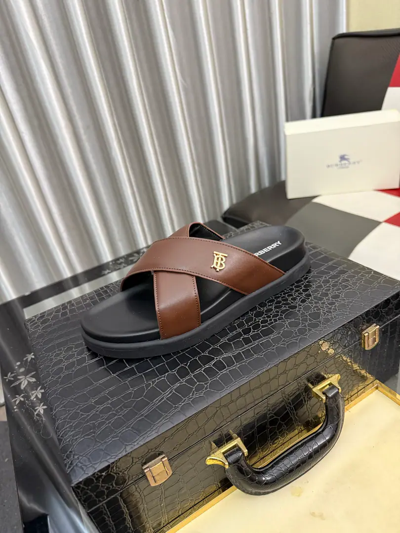 Get out of the factory.⌚⌚Burberry - Boboli slippers., Summer's new classic-cut slippers.Vintage The retro-gauge slippers. The twigs make comfort in wearing the experience. Shoe.: PVC %Heat-plastic polyurethane Shoes under the sole.: %Rubber Setup Design Sides are. Burberry Stereo-letter logo BurberryClassic-cut sandals. This classic pair of green sandals is from...Burberry (Bobley.). Design Details: Clipping, haymarketSquare Stripes, Show your toes., The side is marked with a pebbles brand., - Scalpel shoes. Size: 38-44（45Do it.）