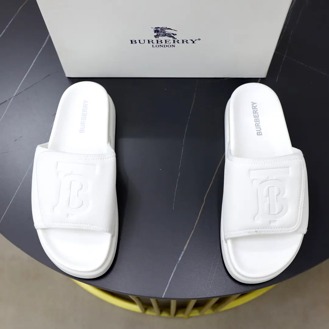 Get out of the factory. Burberry - Boboli slippers., Summer's new classic-cut slippers.Vintage The retro-gauge slippers. The twigs make comfort in wearing the experience. Shoe.: PVC %Heat-plastic polyurethane Shoes under the sole.: %Rubber Setup Design Sides are. Burberry Stereo-letter logo BurberryClassic-cut sandals. This classic pair of green sandals is from...Burberry (Bobley.). Design Details: Clipping, haymarketSquare Stripes, Show your toes., The side is marked with a pebbles brand., - Scalpel shoes. Size: 38-44（45Do it.）