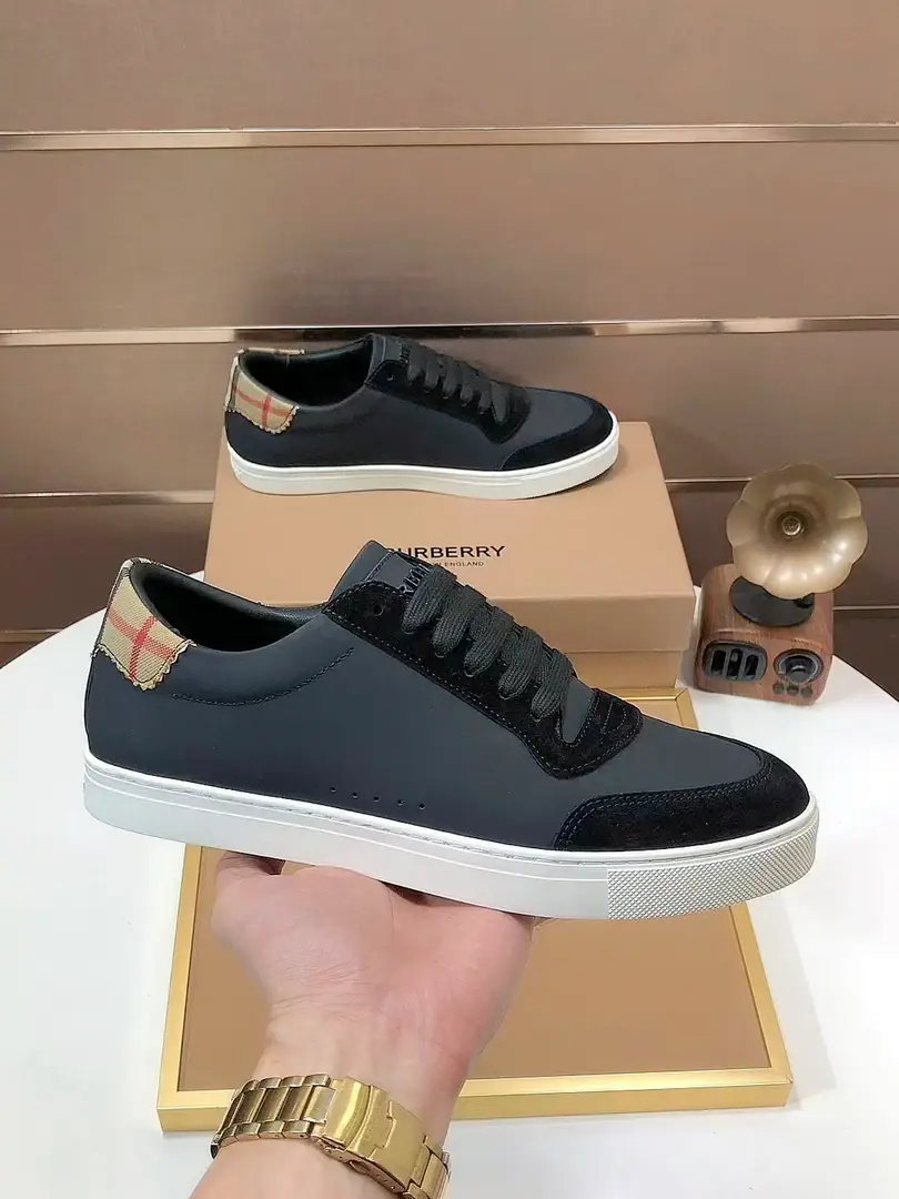 Plant 【burberry- Boboli.】Classic low-band sneakers.｜Imported cattle skin with classic glycerine.｜In the sheep's skin.｜Original Base｜The finest things to wear are comforts. Size: 38-44（45Do it.）