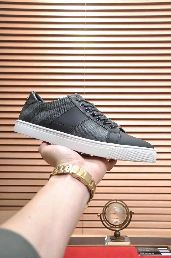 Get out of the factory. 【burberry- Boboli.】（In the cow's skin.）Classic low-band sneakers.｜Imported cattle skin with classic glycerine.｜In the cow's skin.｜Original Base｜The finest things to wear are comforts. Size: 38-44（45Do it.）