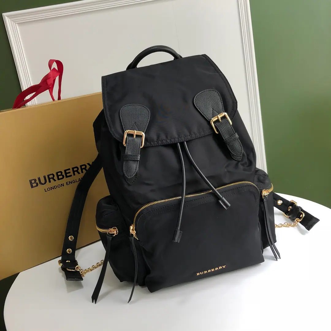 Special level 【Chain⛓Big gold button.】「The Rucksack Army backpacks」To make a match for the fashion show., Easy and rainproof.. The shoulder belt is designed with comforting mats.. The backpack is symbolic. Bur Trench The original face of the windcoat as a source of inspiration., Made of flexible nylons with cotton-based gyrochemical structures. Its soft and leisure packages date back to 20 Military brigade style in the history archives of the early century., On this basis, several functional zippers were added.. 28 x 15 x 42cm