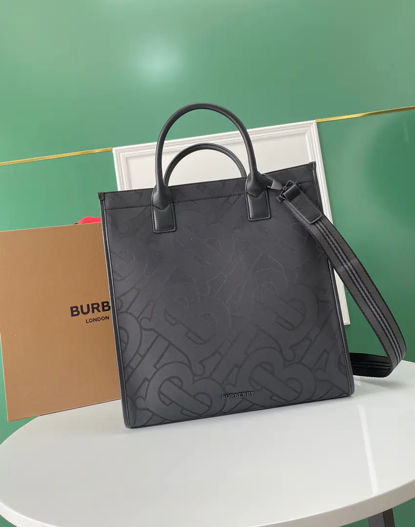 BThe latest Tot bag., The big-sized textures and the black-line leather., The dynamic is branded as a symbol.. Disableable shoulder belt, Enhancing relevance. 35.5 x 15 x 37.5cm