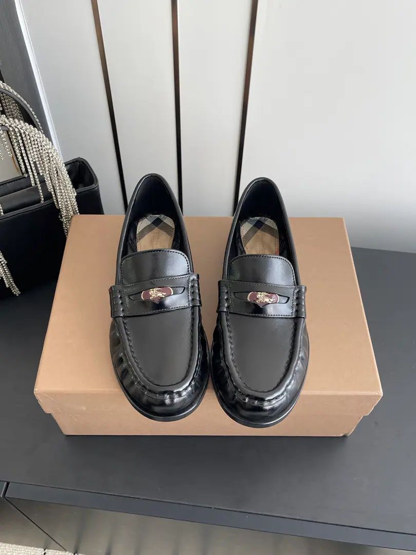BURBERRY Bobley. - Boboli.BBR 26ss/Spring and summer, new LeFoo shoes. From the designer.Daniel Lee New new designs for LeFoo shoes. This spring and summer is a limit. The counter is very difficult to buy. The upper foot is very soft and very well-dressed. I'm so impressed with my feet. Simple old money to wear. - It's a good one. Quality control is not a worry. Recurdurdo design - A suit?, Dress., The jeans can be easily handled. Low profile and full of spirits. （ZPThe Blue Knight is a real shoe-shoe.） The shoes are in the swirly revelry. Import sheep's skin inside. Original custom-made hardware button Italian imports are so thick. Codes: 35-41（40.41Do it.）