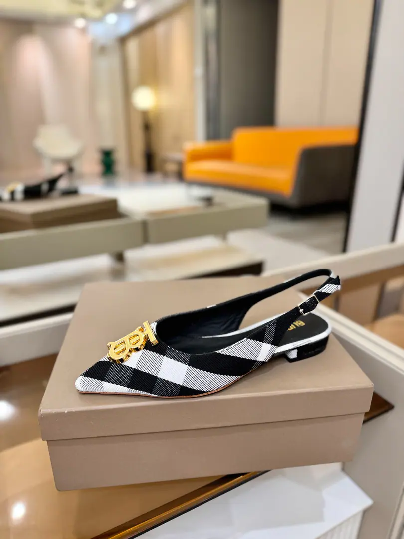 Burberryy Bobley. 𝑩𝒖𝒓𝒃𝒆𝒓𝒓𝒚𝒚 💝 👠 𝘽𝙪𝙧𝙗𝙚𝙧𝙧𝙮𝙮 Bobley. The exclusive is playing the flats. A lazy, elegant, understanding style. 💋Pointy sandals. 🎉BURBERRYBobley England.🇬🇧Luxury brands, Original1:1Copy, Synchronize new cabinets A smooth-ground sandal with grace., Decoration branding pattern. 🆕🆕🆕 ✅Fabulous.: Original Gear ✅Otsumi!: The original is really a big one. ✅He's tall.: 1𝙘𝙢 ✅Codes: 𝟑𝟒-𝟒𝟏（𝟑𝟒.𝟒𝟎.𝟒𝟏Do it.）