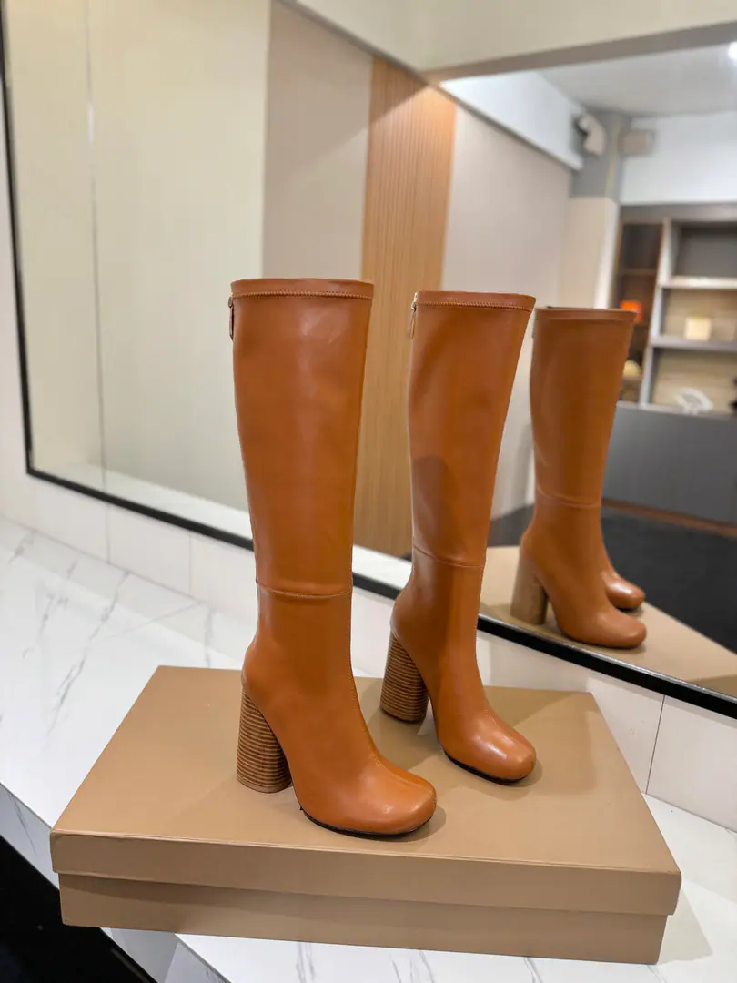 Plant price: 𝘽𝙪𝙧𝙗𝙚𝙧𝙧𝙮𝙮 The exclusive launch of the round-head logo and the stun boots.👢 🎉BURBERRYBobley England.🇬🇧Luxury brands, Original1:1Copy, Close-armed boots., Design round boots with a thick heel., Decoration branding pattern. 🆕🆕🆕 ⚠Boots.: Italy🇮🇹Erasing, ♪ In the inside, you'll have to put your feet on the skin ♪, Italy🇮🇹That's a big one.💞！！！ ✅Fabulous.: Import Italian ballistics ✅Otsumi!: The original is really a big one. ✅He's tall.: 𝟏𝟎.𝟓𝙘𝙢 ✅- A bag.: The ancient classics of the leather bag and... ✅Codes: 𝟑𝟒-𝟒𝟏（𝟑𝟒.𝟒𝟎.𝟒𝟏Do it.） ✅Humming: 𝟒𝟎𝙘𝙢 ✅Boots.: 𝟐𝟗𝙘𝙢
