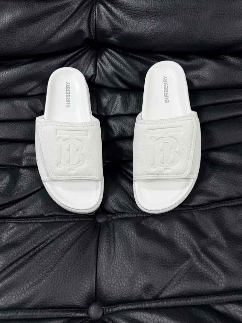 Burberry - Boboli slippers., Summer's new classic-cut slippers.Vintage The retro-gauge slippers. The twigs make comfort in wearing the experience. Shoe.: PVC %Heat-plastic polyurethane Shoes under the sole.: %Rubber Setup Design Sides are. Burberry Stereo-letter logo BurberryClassic-cut sandals. This classic pair of green sandals is from...Burberry (Bobley.). Design Details: Clipping, haymarketSquare Stripes, Show your toes., The side is marked with a pebbles brand., - Scalpel shoes. Size: 38-44（45Do it.）