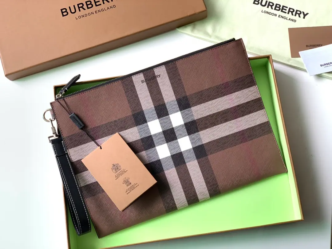 Vintage Big-gauge green sails and bra chains to pick up bags. ➰【B•Home.】Original Single🇮🇹～～🎉 🎉👉Use imported pear skin, A very delicate layout can easily be placed in the briefcase.💼Or inside the travel bag., And it can accommodate the tablet easily.💻, And with a slicable leather wristband.. 💋Physical shoot📷, 🆔🆔80366731Black, Dimensions30cm*20cm