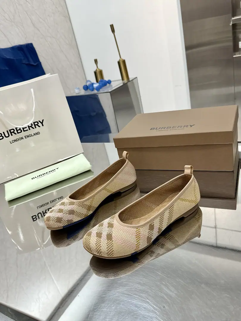 New🌈🌈- Boboli.Burberry Classic square-lined shoes. The least chosen shoe of the oldest so far. It looks good on anyone., The shoe-faced shawl and the embroidery.👏Don't underestimate the cost of the fabric. We use three layers of cloth on our shoes. Single-story cell stripes imported fibre cloths45One. 3The cost of the floors is... One yards to the left.💪It's just to make sure that the shoe line feels strong. Not mutant, Positive The inside sheep's skin is stomping. 🇮🇹 Standard Code🌈35-43(35.40.41.42.No re-election.)