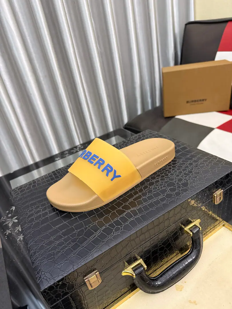 Get out of the factory.⌚⌚Burberry - Boboli slippers., Summer's new classic-cut slippers.Vintage The retro-gauge slippers. The twigs make comfort in wearing the experience. Shoe.: PVC %Heat-plastic polyurethane Shoes under the sole.: %Rubber Setup Design Sides are. Burberry Stereo-letter logo BurberryClassic-cut sandals. This classic pair of green sandals is from...Burberry (Bobley.). Design Details: Clipping, haymarketSquare Stripes, Show your toes., The side is marked with a pebbles brand., - Scalpel shoes. Size: 35-46（45, 46Do it.）