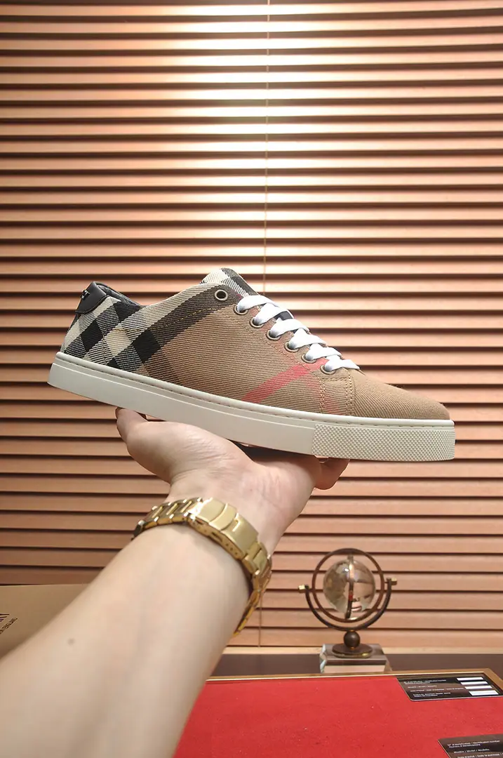Get out of the factory. 【burberry- Boboli.】（In the cow's skin.）Classic low-band sneakers.｜Imported cattle skin with classic glycerine.｜In the cow's skin.｜Original Base｜The finest things to wear are comforts. Size: 38-44（45Do it.）