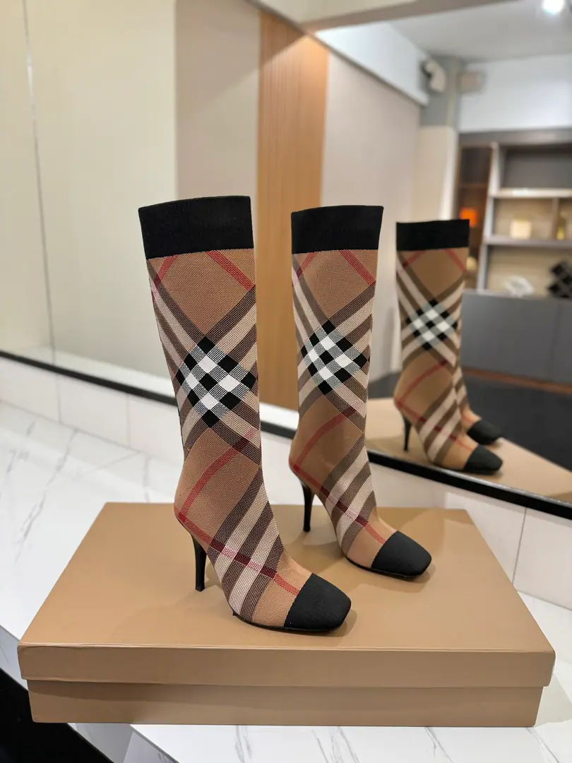 Plant price: BurberryyBobley.𝑩𝒚𝒓𝒃𝒆𝒓𝒓𝒚𝒚Unique. Pump a tight and greasy pin-weaving boots.👢 🎉BURBERRYBobley England.🇬🇧Luxury brands, The rice of the hide., Original1:1Copy, Close-bulleted knitted and knee boots, Design round boots with a thick heel., Decoration of branded grids. 🆕🆕🆕 ⚠Boots.: 92%Polyester fibres, 8%Flexible fibres, ♪ In the inside, you'll have to put your feet on the skin ♪, Italy🇮🇹That's a big one.[Tooth.]！！！ ✅Fabulous.: Original custom-made woolbar ✅Otsumi!: The original is really a big one. ✅He's tall.: 𝟏𝟎.𝟓𝙘𝙢 ✅Codes: 𝟑𝟒-𝟒𝟏（𝟑𝟒.𝟒𝟎.𝟒𝟏Do it.） ✅Humming: 𝟒𝟏𝙘𝙢 ✅Boots.: 𝟑𝟎𝙘𝙢