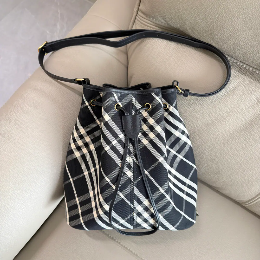 Special level BHome's latest tattoo bag.🍀It's made of cotton slanted paste. Use of unlined design It's light and light. I'm gonna blend in with a smooth little cow's skin. A stylish leather shoulder belt., Should be single or slanted Young fashion is just full. Dimensions27.5x 16x 29cm Model8711