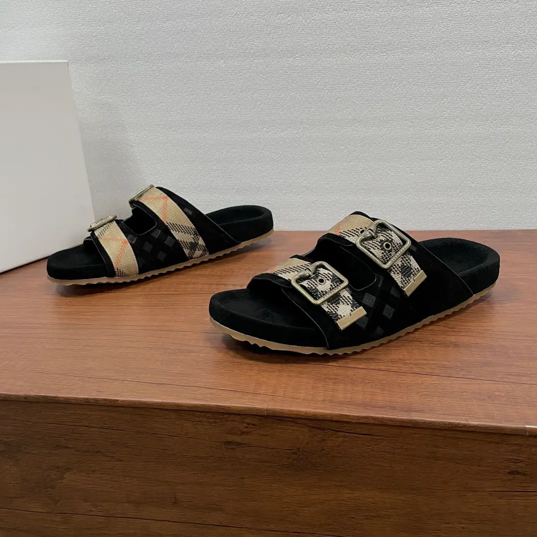 Burberry/- Boboli. New man's leather. Urchin Shoes. The sandals were made of soft, anti-featured and calf-foiled noodles., Incorporation of the grid pattern to the effect of the flinch, Matching markersBurberry Gravity-templateableBFont-button Ring, The furry cow leather interiors are marked with a pressurized logo., The top of the surface of the wave-shaped rubber. Burberry Letter logo. Get your feet up there., Fashion leisure！Full packaged dustproof bags！ Codes: 39-40-41-42-43-44 Standard Code（38/45You're not going to be able to buy back.）