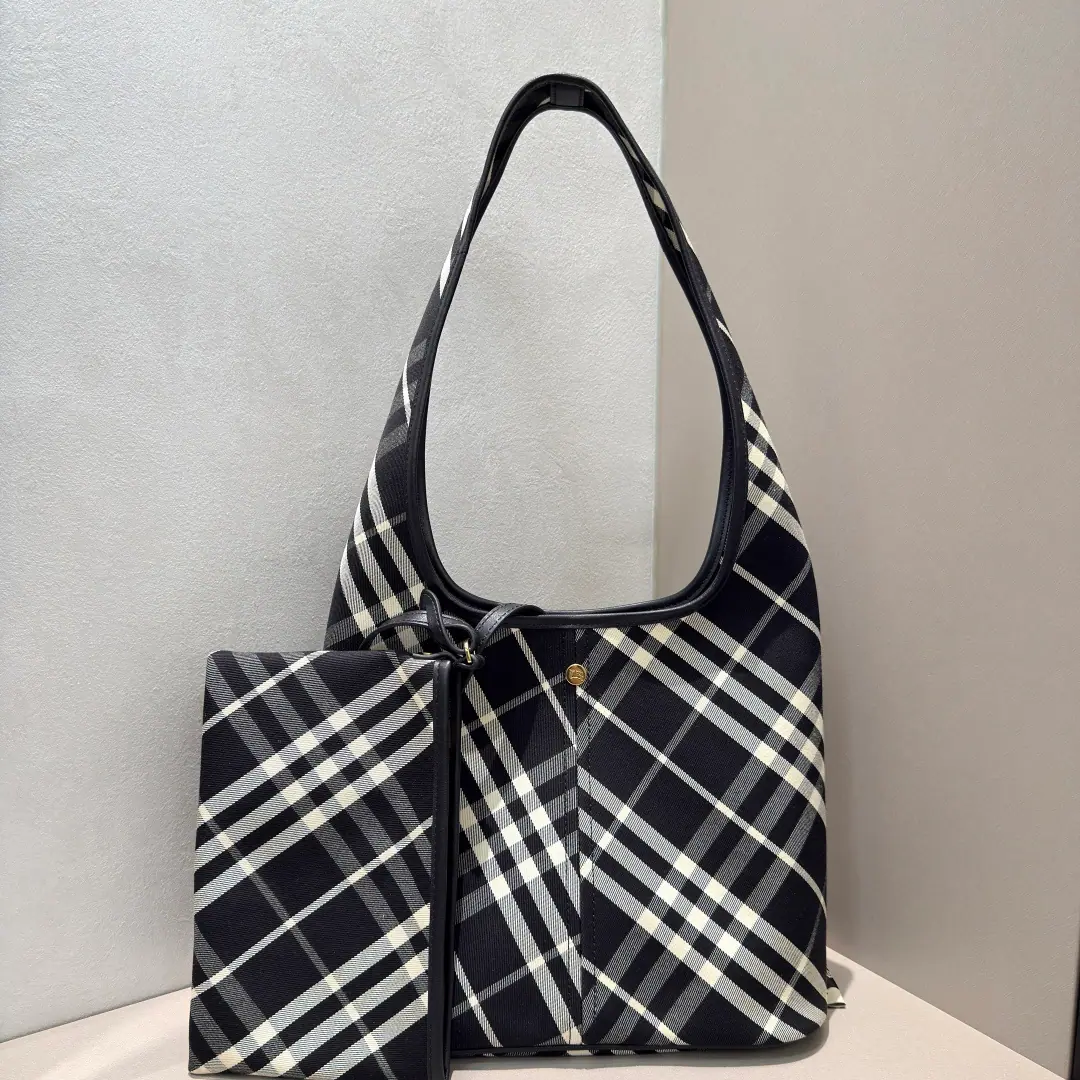Special level BThe latest soft shoulder bag in the house., It's made of cotton slanted paste.. Made in Italian craftsmen., Decorative SwirlBHome only.. Use of in-depth design, It's light and light.. I'm gonna blend in with a smooth little cow's skin., We'll go with a slicable zipper bag.. FromBurberry The classics., The necessary provision for the closet is interpreted in a branded style. Dimensions26.5 x 13.5x 46.5cm. Model6781
