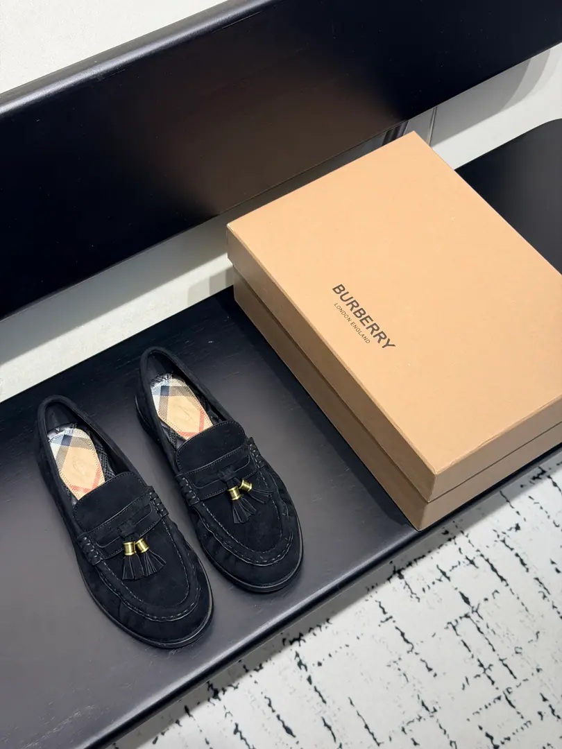 Burberry- Boboli. 2026Spring and summer brand new. The ancient wrinkled cattle, the sulfur shoes. As the most popular designer in these two years,, Simple design, The details are so clever., It's clean and unpopular.！ You don't want to see the brand., It's a little small but it's a good match., ins, Little Red Books are everywhere. ！BSOriginal Customise！ ◾️Shoe.: Original cattle-specific, skin. ◾️Uchi.: Import mixed sheep skin ◾️Otsumi!: The original import is really big. ◾️He's tall.: 2.5cm ◾️Codes: 35~39(40.41Make a no-refund order.）