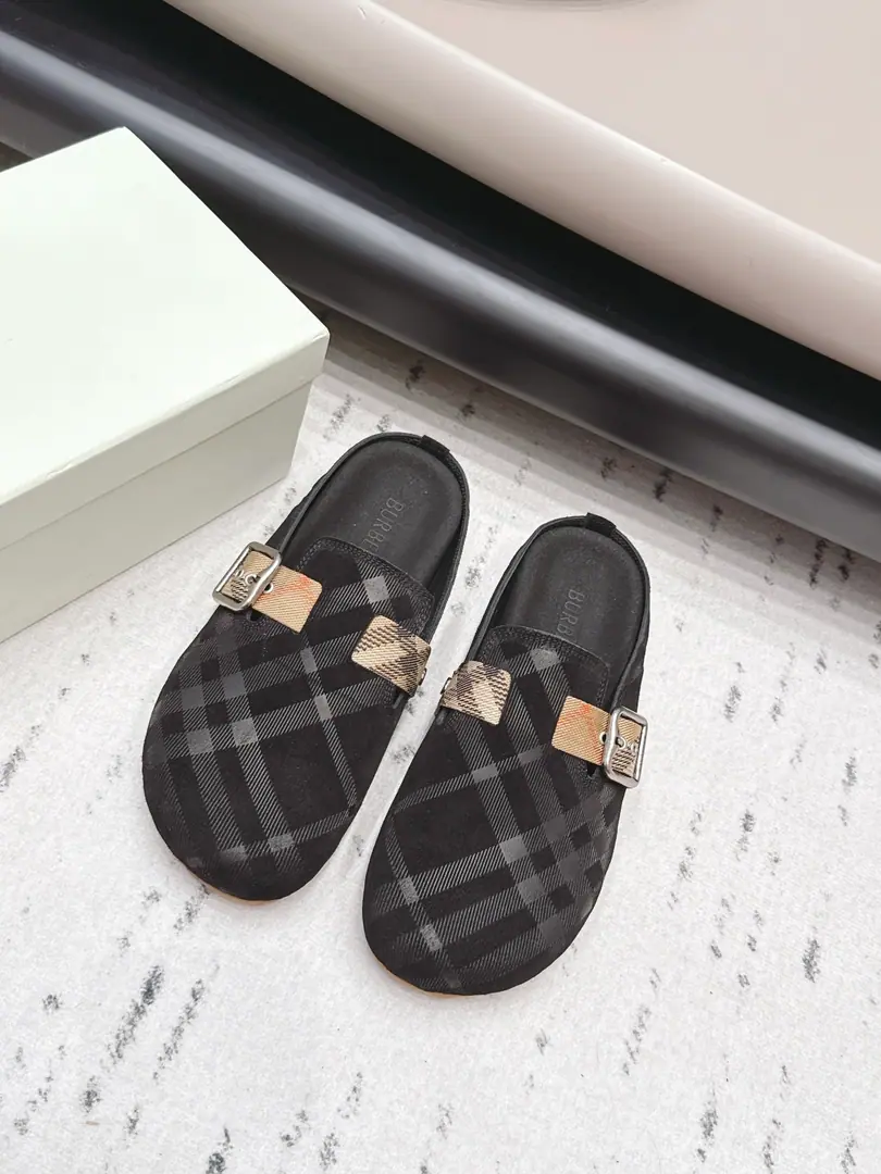 Get out of the factory.: Couples. 《Unique top version》 BURBERRY- Boboli.26vsThe couple Muller's half-trawn.…… 【A couple of moller's half-slippers.】 ♪ With a lot of red ♪, Japanese sub-purchase into original, This series will be available., I bought the whole series at a very high price., I'm just gonna get a plate.[Bomb] The soles are really big., Three real skins are made of the strips., The rubber base is really good on the market.Low, The high-end version recognizes my home.！It's been a long time., We're just getting out of here.！Just trying to be the best.🖖🏻. The original shoe box is not about atmosphere.. It's gonna be amazing.💁 ❶Fabulous.: Original custom, skin/Pumping process ❷Uchi.: Original customized sheep skin ❸Foot.: Original customized sheep skin ❹Shoes under the sole.: Original open-up double-colour background ❺Packaging: Original package ❻Codes: 36-44（Women35.41.Men39.45.Custom） ☀Colours:Synchronise update of the network