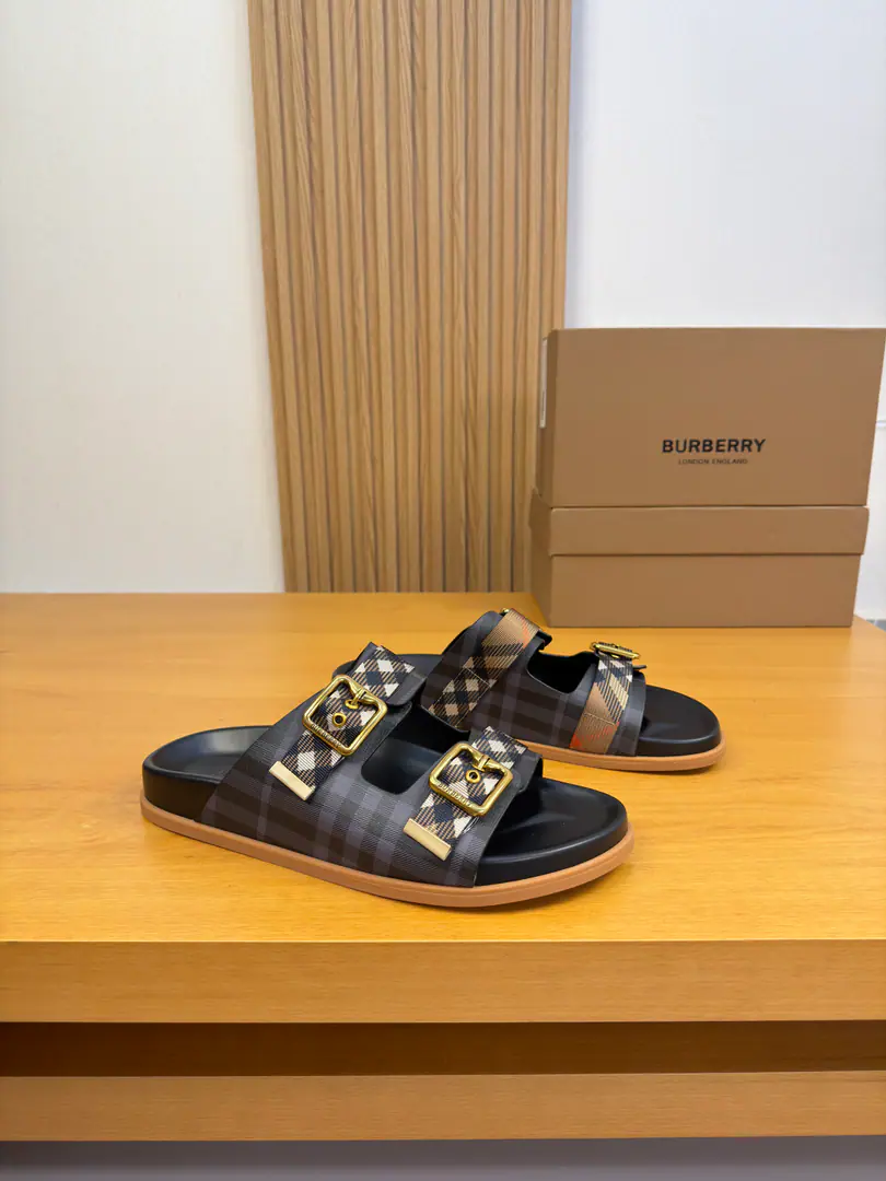 【 BURBERRY】- Boboli. High-end quality Original List·- Rhythm slippers. Shoe.: Imports🔝Brand totem.PVCSkin., Brandweaves, Brand metal buttons Otsumi!: It's so light.TPR·Rubber; Combination to the base Super-high-quality control.·- I'm doing a little work.: Highlight(High-end·- How expensive.·Slot) Size: 39-44（38, 45, 46, Make a reservation.)·BB0186