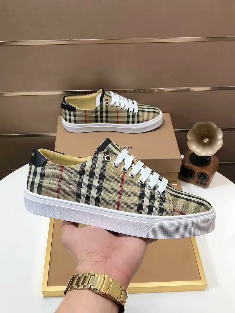 Plant 【burberry- Boboli.】Classic low-band sneakers.｜Imported cattle skin with classic glycerine.｜In the sheep's skin.｜Original Base｜The finest things to wear are comforts. Size: 38-44（45Do it.）