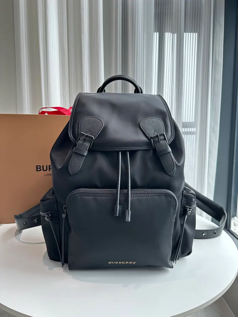 Special level 【The blue and black buttons.】「The Rucksack Army backpacks」To make a match for the fashion show., Easy and rainproof.. The shoulder belt is designed with comforting mats.. The backpack is symbolic. Burberry Trench The original face of the windcoat as a source of inspiration., Made of flexible nylons with cotton-based gyrochemical structures. Its soft and leisure packages date back to 20 Military brigade style in the history archives of the early century., On this basis, several functional zippers were added.. 28 x 15 x 42cm