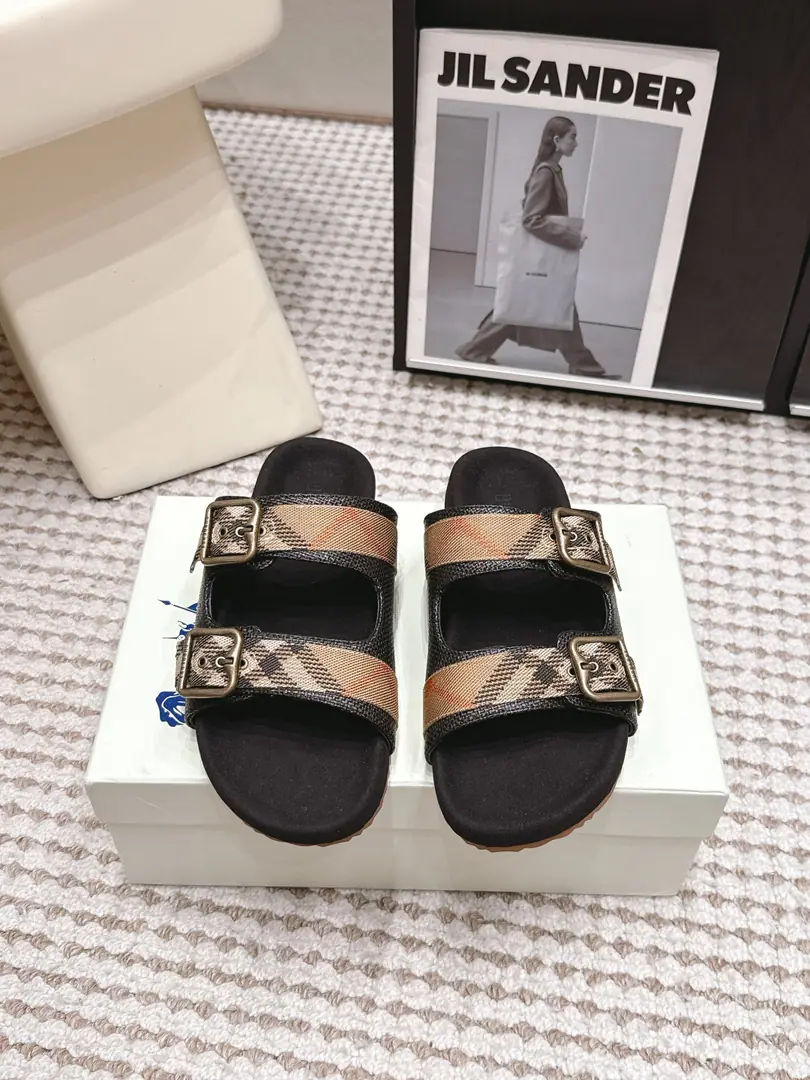 Requisition level Burberry - Boboli. 26/Summer New Money The pair of slippers. - Boboli.Burberry Classic slippers are made of soft anti-featured fabric., It's a work of art in Italy.. I'm putting a lot of pressure on the grid., The soles of the pressurized shoes., It's a top-end logo.. & Make modifiable B Font-button Ring, A symbolic sand with decorated flowers. Burberry Gravity. Fabulous.: Counter-featur./Bullskins. Reeb.: In silk cow. Otsumi!: Rubber bubbles Codes: Female size35/41（35, 41Custom） Men38/45（45Custom）
