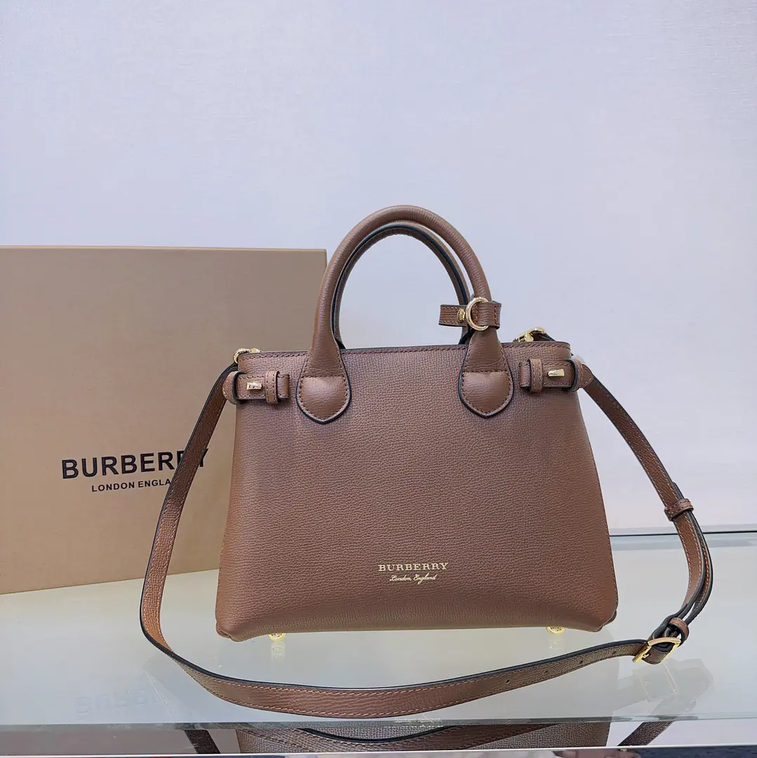Special level British ordersBbr The BannerTóth. House Gravity-stamped leatherbane handbags. Soft structural senses package selection of granular leather andHouse CheckThe glyphs are carefully crafted. Detachable leather shoulder belt The latest fabric is different from the old one. Small26cm🌟7131